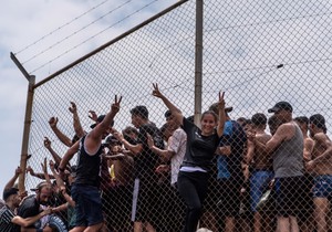 Migranti pokušavaju da pređu iz Maroka u špansku enklavu Seutu, Španija digla vojsku