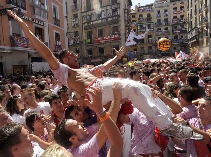 Początek fiesty przed rauszem w Pampelunie