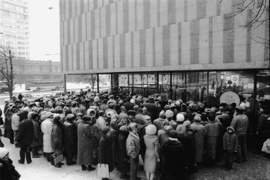 Kolejka przed sklepem, w którym mają sprzedawać batony Mars. Moskwa, 1991 r.