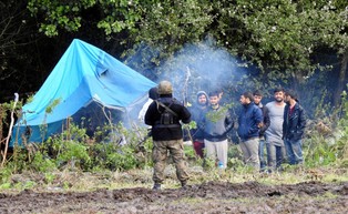 SG: Na wysokości Usnarza Górnego nadal koczują migranci. "Białoruscy żołnierze przynoszą opał i jedzenie"