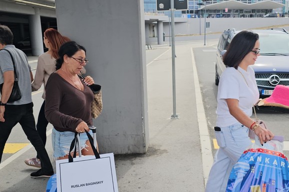 SUPRUGA NAŠEG PEVAČA IMA VANBRAČNOG SINA Živi u Americi i ima DVA fakulteta, a evo da li ga viđa: "Nisam u kontaktu sa njegovim ocem"