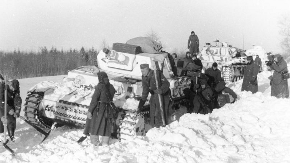 Sowiecki przywódca nie chciał wierzyć w niemiecką inwazję w 1941 r. nawet po jej rozpoczęciu. Pierwszym odruchem było ukrycie się na podmoskiewskiej daczy, ponieważ obawiał się śmierci z rąk partyjnych towarzyszy - mówi w rozmowie z Onetem Andrew Nagorski, autor książki "1941. Rok, w którym Niemcy przegrały wojnę".