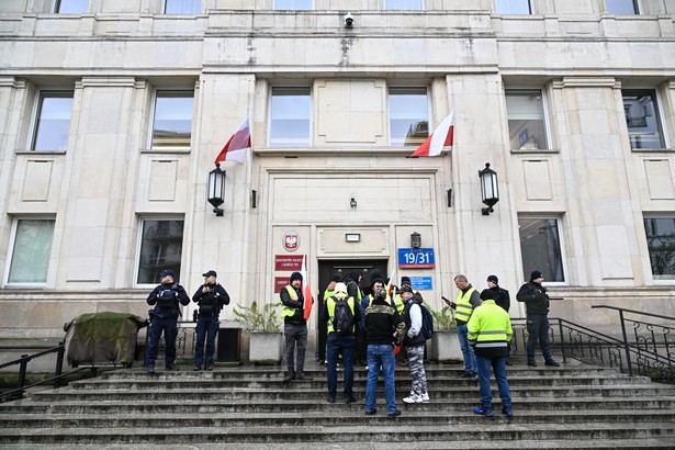 Koniec okupacji. Większość rolników opuściła gmach ministerstwa rolnictwa