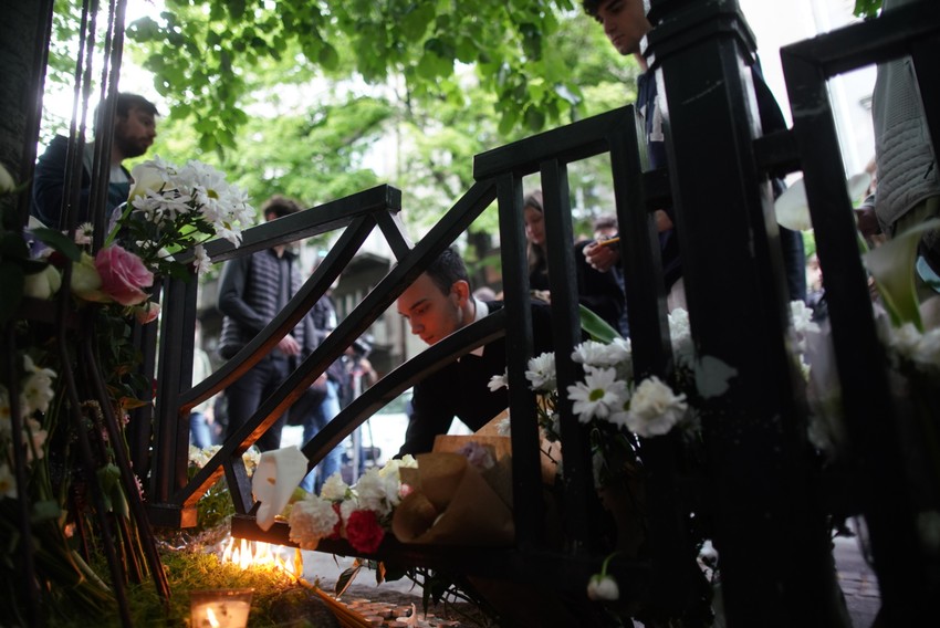 Građani pale sveće ispred škole gde su ubijeni učenici i čuvar