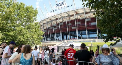 Koczowali pod Stadionem Narodowym od świtu. "Doprowadza mnie do łez"