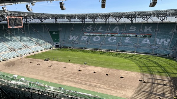 Wymieniono m.in. całość murawy, na sprowadzoną z południa Europy za pomocą kilkudziesięciu ciężarówek-chłodni wiechlinę łąkową.