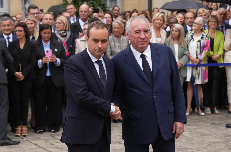 Sebastijan Lekorni i Fransoa Bajru na ceremoniji primopredaje dužnosti u Parizu 10. septembra