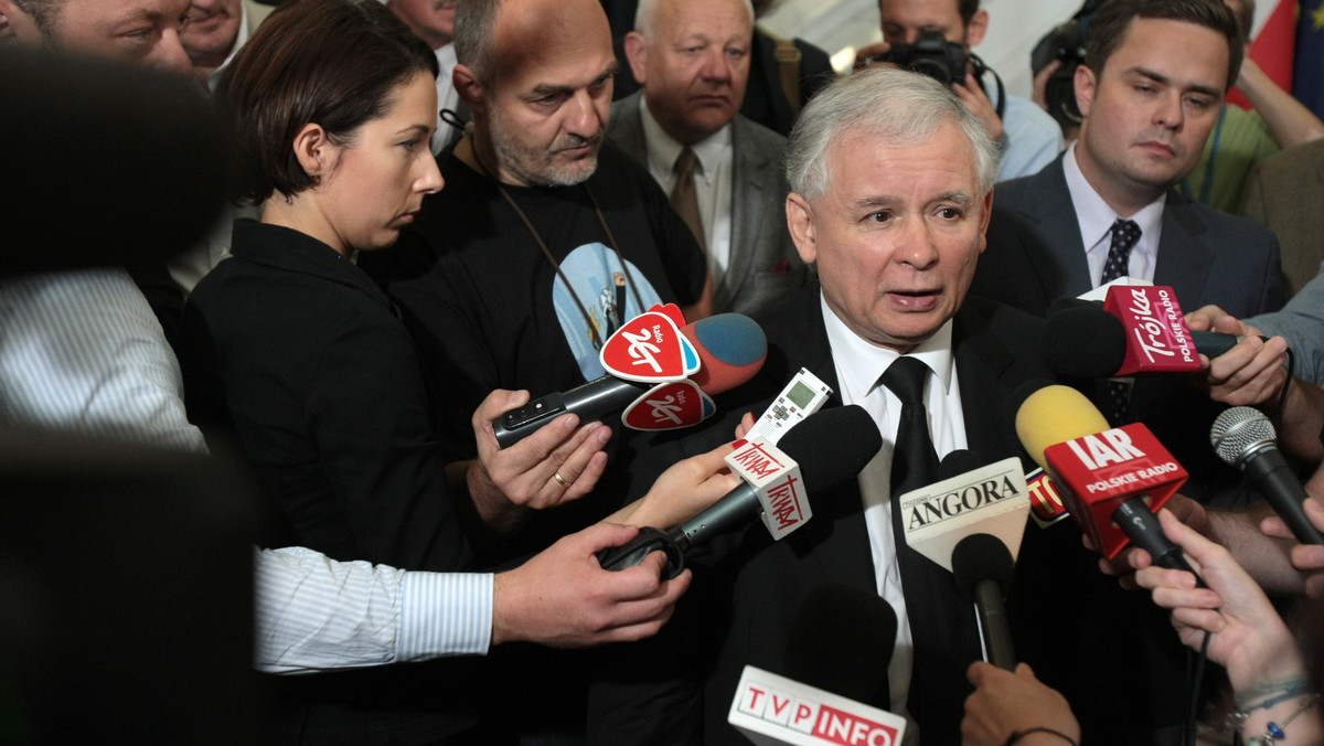 - Zawód, ale nie zaskoczenie - tak prezes PiS Jarosław Kaczyński skomentował piątkową informację premiera Donalda Tuska na temat sytuacji na rynkach finansowych. Jak ocenił, był to popis samochwalstwa, a nie merytoryczna odpowiedź. Ubolewał też nad "grubiaństwem" premiera.