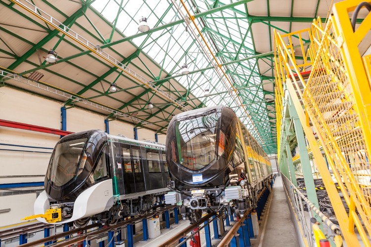 Kontrakt zaskakuje rozmachem. Cztery lata temu konsorcjum FAST, w skład którego wszedł Alstom, otrzymało zamówienie na wykonanie „pod klucz” trzech linii metra w Rijadzie o łącznej długości prawie 65 km. W skład FAST oprócz Alstomu weszła hiszpańska spółka budowlana FCC oraz południowokoreański Samsung, holenderski Strukton, brytyjski Atkins, hiszpańska Typsa, francuski Setec i saudyjski oddział Freyssinet. <br><br> Na zdj. Metro dla Rijadu w chorzowskiej fabryce Alstom