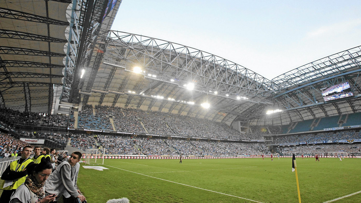 Dziś na Inea Stadionie o godzinie 18.00 rozpocznie się mecz piłkarskiej T-Mobile Ekstraklasy pomiędzy Lechem Poznań a Widzewem Łódź. Żeby ułatwić kibicom dotarcie na stadion, Zarząd Transportu Miejskiego wprowadzi zmiany w funkcjonowaniu komunikacji miejskiej.