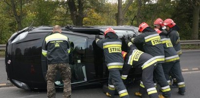 Dachował na środku drogi, bo zderzył się ze znakiem