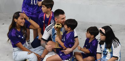 Oni musieli być razem. Leo Messi cieszył się z mistrzostwa w niezwykłym towarzystwie. Jego żona aż chwyciła się za głowę!