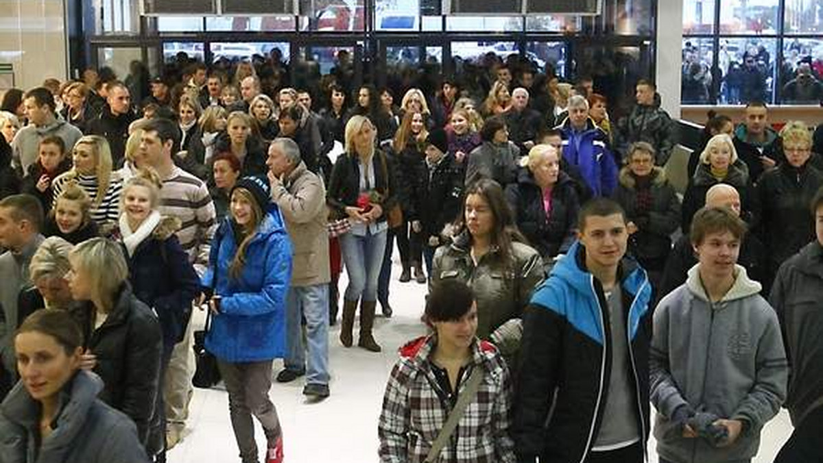 Głos Szczeciński: O godzinie 16 centrum wyprzedażowe Outlet Park Szczecin zostało otwarte. W kilka minut ogromne centrum wypełniło się ludźmi a na parkingu nie było wolnych miejsc.