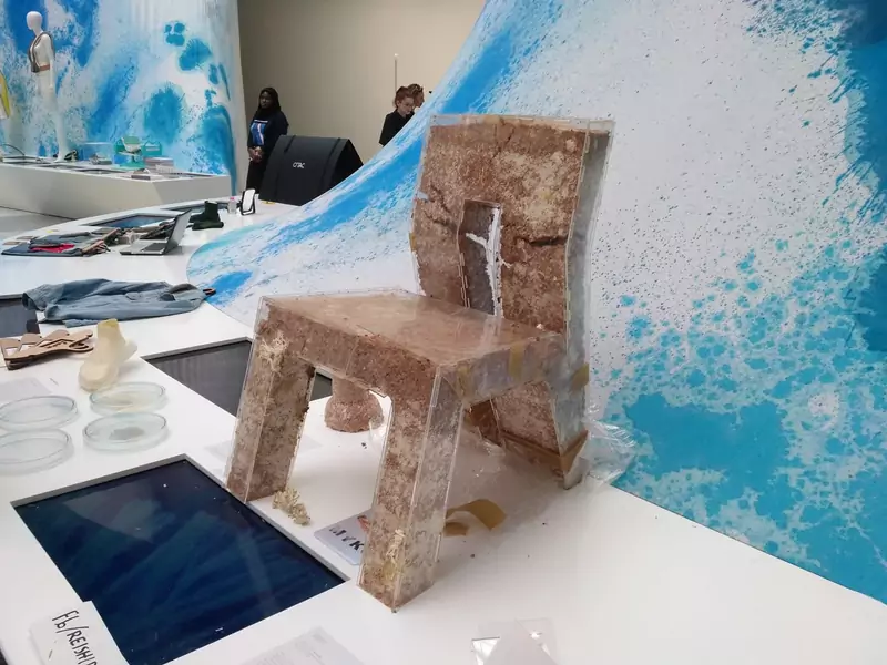 Meble z grzybów, prototyp krzesła prezentowany Global Graduation Show w Dubaju, proj. Marek Głogowski