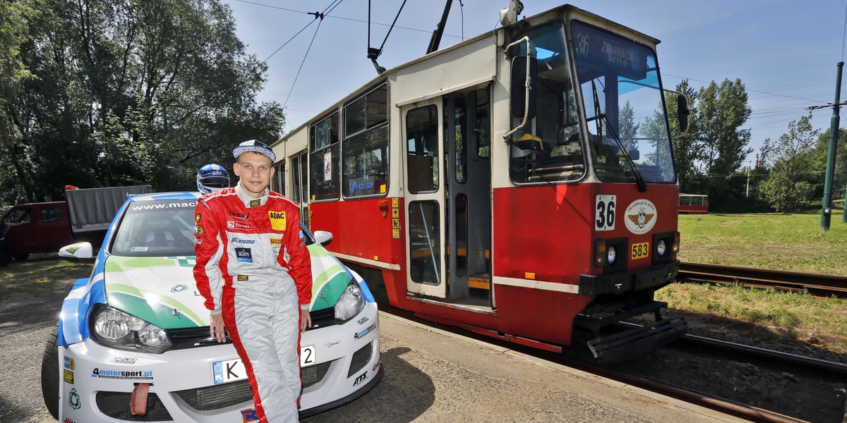 Wyścig samochodu rajdowego z tramwajem