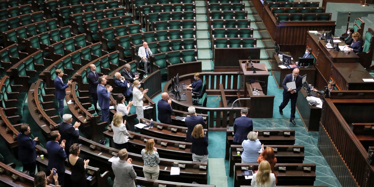 Pieniądze, które otrzymują posłowie i senatorowie, dzielą się na parę części. Podstawową jest uposażenie, które traktowane jest jako wynagrodzenie ze stosunku pracy.