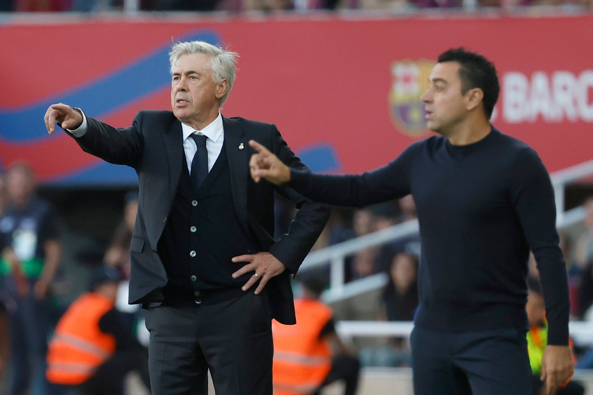 Hlavný tréner Realu Madrid Carlo Ancelotti a hlavný tréner Barcelony Xavi Hernandez.