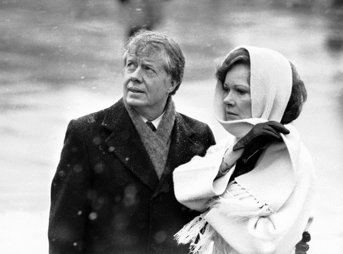 Jimmy Carter z żoną pod warszawskim pomnikiem Nike