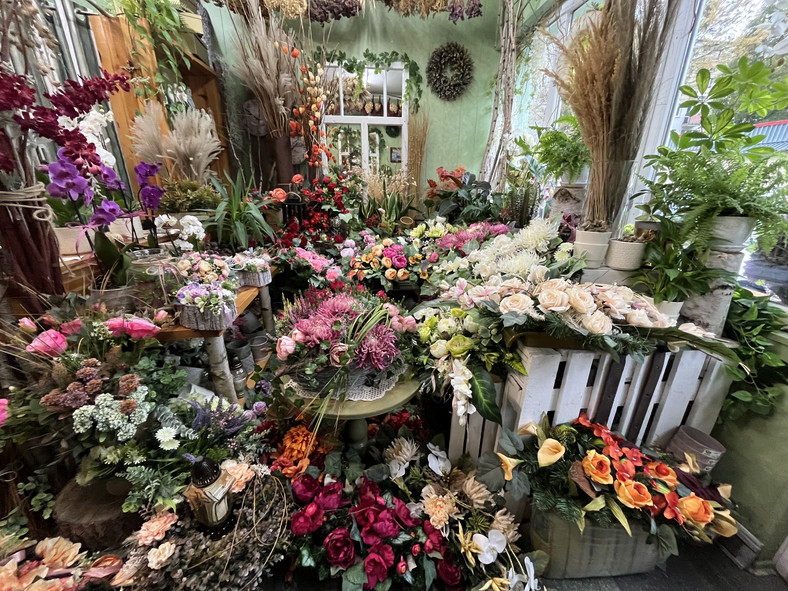 Kompozycje na Dzień Zmarłych w osiedlowej kwiaciarni