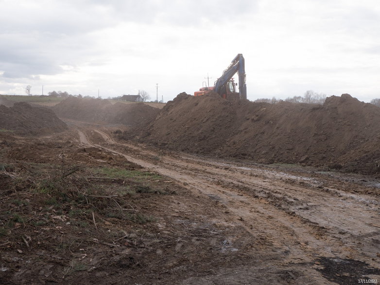 Budowa drogi ekspresowej S-1 - odcinek Dankowice - węzeł Suchy Potok - zdjęcia z poziomu ziemi - 17.11.2022 - autor: GDDKiA