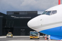 Incydent podczas otwarcia lotniska w Radomiu. Spadły części samolotu