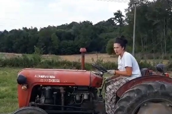 GAJI STOKU I IMA ORGANSKU BAŠTU Glumica na vrhuncu karijere napustila sve i preselila se na selo: Obavlja sve poljoprivredne poslove kao od šale (Video)