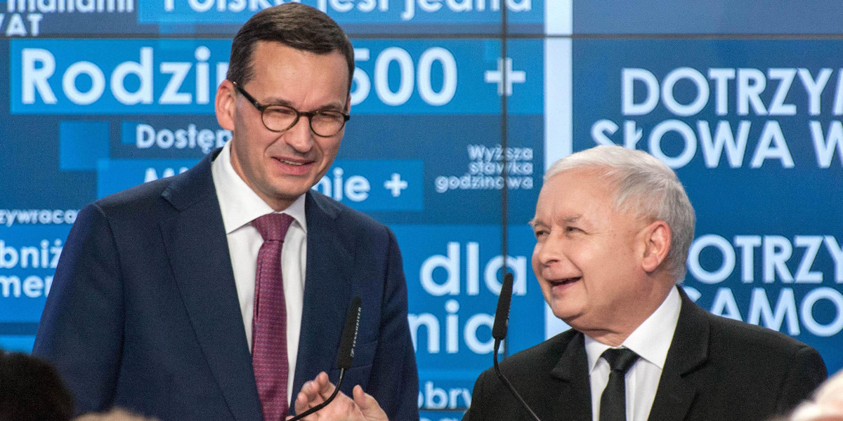 Na zdjęciu: premier Morawiecki (z lewej) i prezes PiS Jarosław Kaczyński. Za rządów tej partii spada poziom demokracji i rośnie korupcja - wynika z najnowszych rankingów