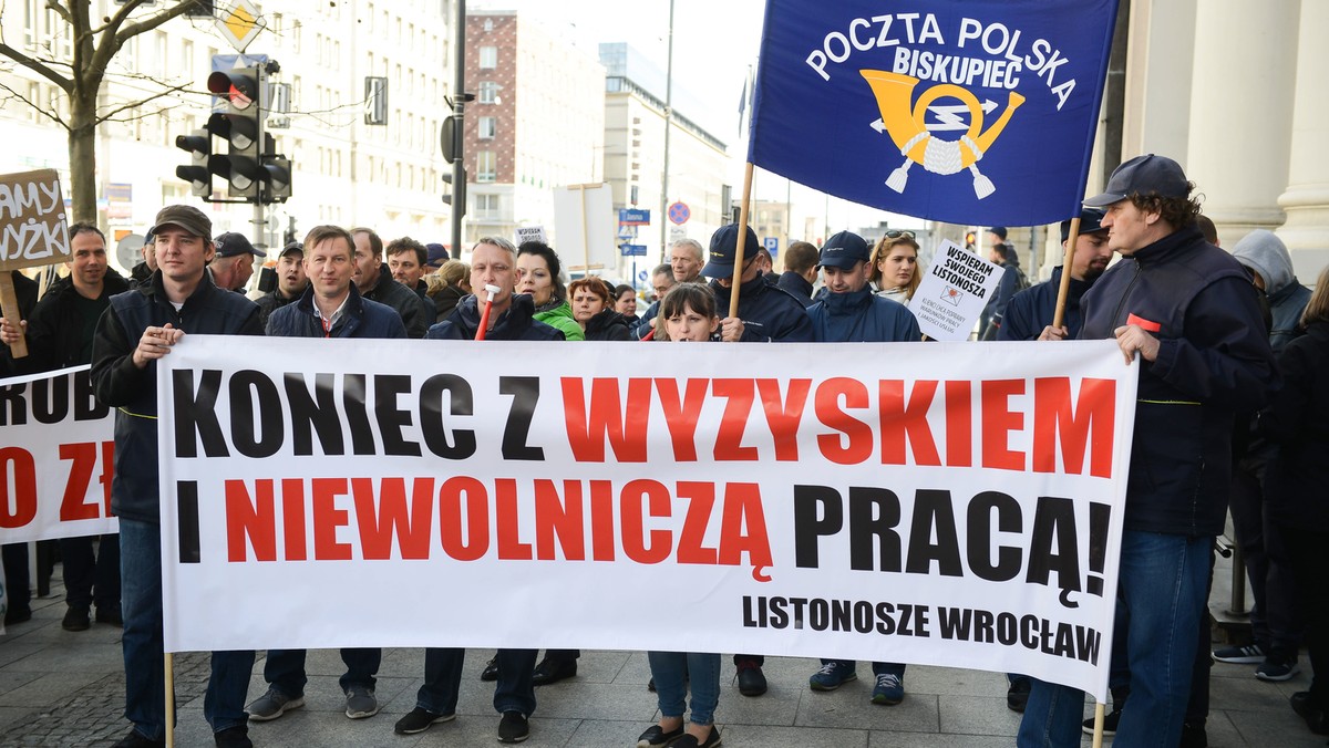 Kilkuset pracowników Poczty Polskiej protestowało dziś w Warszawie, domagając się podwyżek i poprawy warunków pracy. Swoje postulaty wygłaszali m.in. przed gmachem Poczty Głównej, ministerstwami: infrastruktury i sprawiedliwości oraz kancelarią premiera.