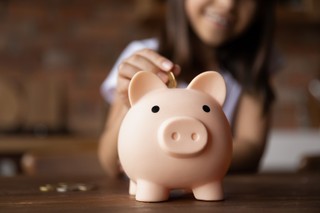 Czy można odliczyć VAT od zakupionych mebli i sprzętu, które są bezpłatnie przekazywane szkołom?