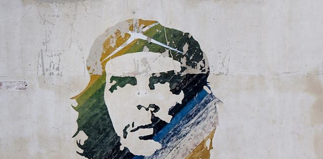 <b>Che Guevara</b><br />RATM, przez wielu nazywany lewackim zespołem, nie ukrywa swoich politycznych przekonań. Fotografują się z koszulkami z Che, ze znaczkami z czerwoną gwiazdą, podobizny Guevary wiszą na ich koncertach, otwarcie krytykują politykę USA, popierają ruch zapatystów. Wielokrotnie byli przez to cenzurowani, przeciwko czemu również protestowali. Na festiwalu Lollapalooza kapelanie wykonała żadnej piosenki. Muzycy stali na scenie nadzy na znak protestu przeciwko cenzurze w muzyce.<br />