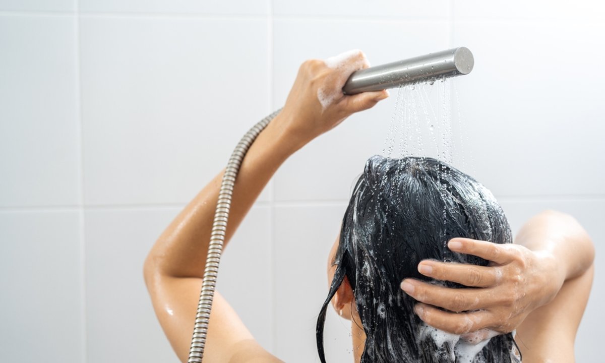 To częsty błąd, który kobiety popełniają pod prysznicem. Lekarz ostrzega