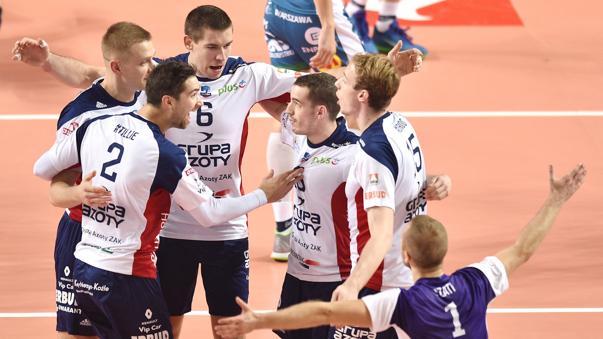 ZAKSA Kędzierzyn-Koźle, Cerrad Czarni Radom i Cuprum Lubin zgarnęły w sobotę komplet punktów w pojedynkach 4. kolejki PlusLigi. Co ciekawe, wszystkie trzy ekipy odniosły zwycięstwa w halach rywali. Kędzierzynianie wspięli się na pozycję liderów rozgrywek, radomianie są wiceliderem. Horror i pięć setów walki kibice obejrzeli w akademickich derbach w Olsztynie.