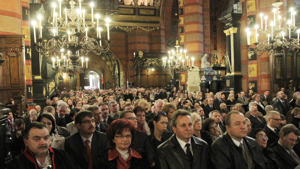 Z udziałem Marty Kaczyńskiej, córki zmarłej pary prezydenckiej, w Bazylice Mariackiej w Krakowie odprawiono mszę św. w intencji wszystkich ofiar katastrofy smoleńskiej. Nabożeństwo odbyło się w pierwszą rocznicę pogrzebu Lecha i Marii Kaczyńskich na Wawelu.