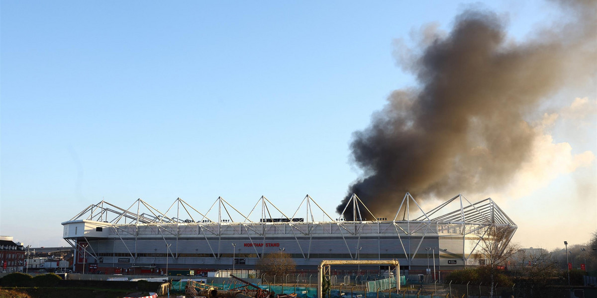 Kłęby czarnego dymu nad stadionem Southampton. Mecz został odwołany!