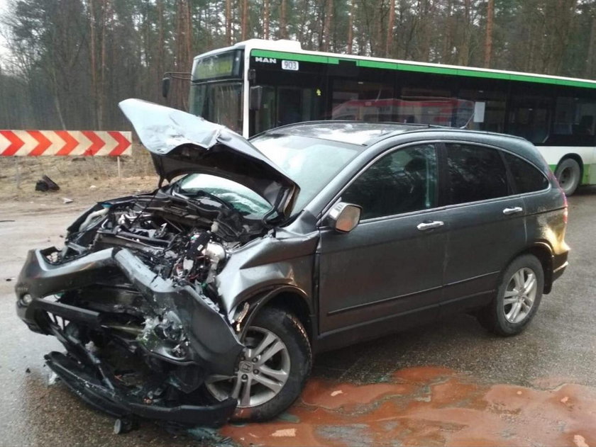 Wypadek pod Białymstokiem. Honda zderzyła się z autobusem. Są ranni