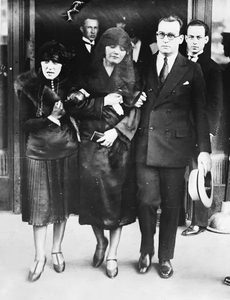Pola Negri na pogrzebie Rudolfa Valentino