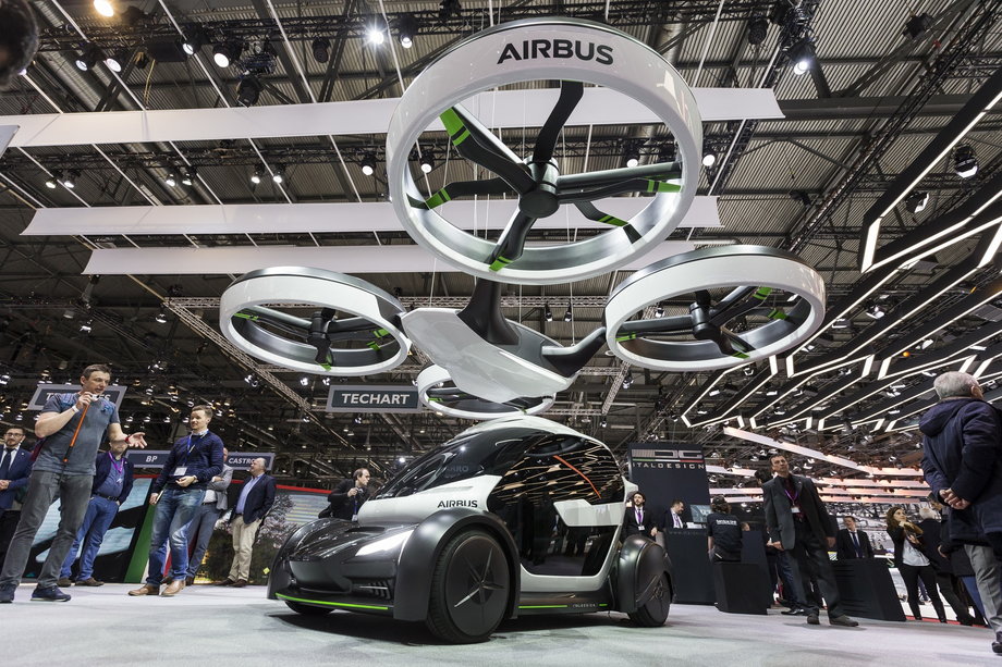 10. Airbus pokazał niedawno koncepcyjny samochód o nazwie Pop.Up, który może być podnoszony przez drona. Prezentacja odbyła się w marcu na Geneva Motor Show. Kapsuła podnoszona przez drona odczepia się od podwozia z kołami i akumulatorem.