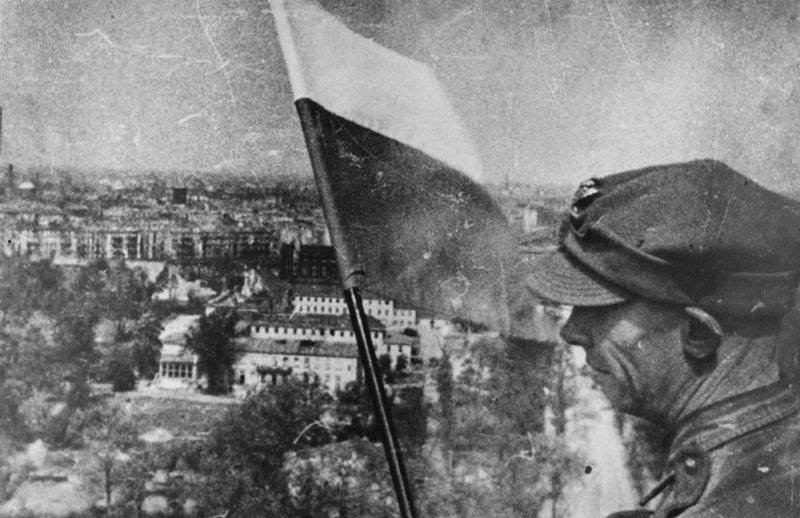 Polska flaga zawieszona w zrujnowanym Berlinie, na Kolumnie Zwycięstwa przez kpt. Antoniego Jabłońskiego, 2 maja 1945 r.