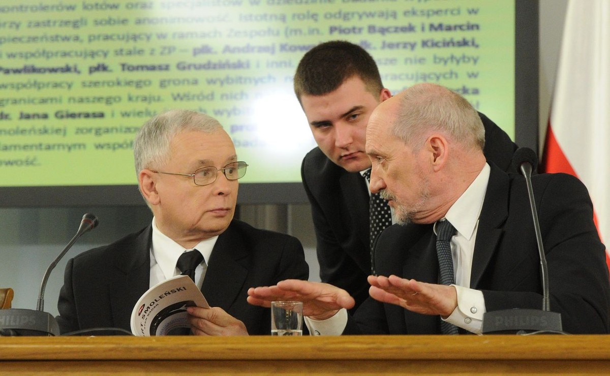 Macierewicz "stawia się" Kaczyńskiemu? "Klub PiS, ani prezes nie mają wpływu na kadry w MON"