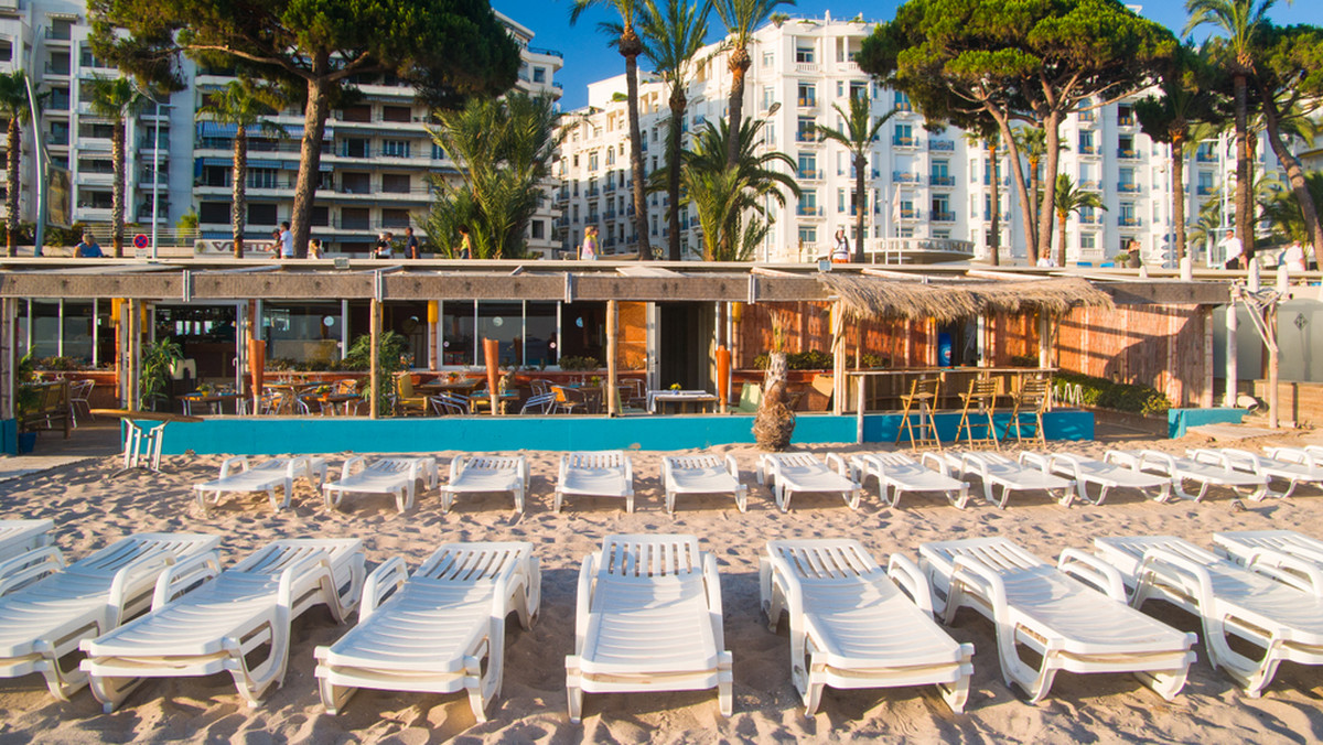 Pracownik został zatrudniony, aby zajmować się rozkładaniem leżaków na hotelowej plaży. Jednak oprócz wykonywania swoich obowiązków, każdego dnia, przez trzy tygodnie młody człowiek korzystał ze spa i innych udogodnień w najbardziej eleganckim hotelu na bulwarze Croisette w Cannes.