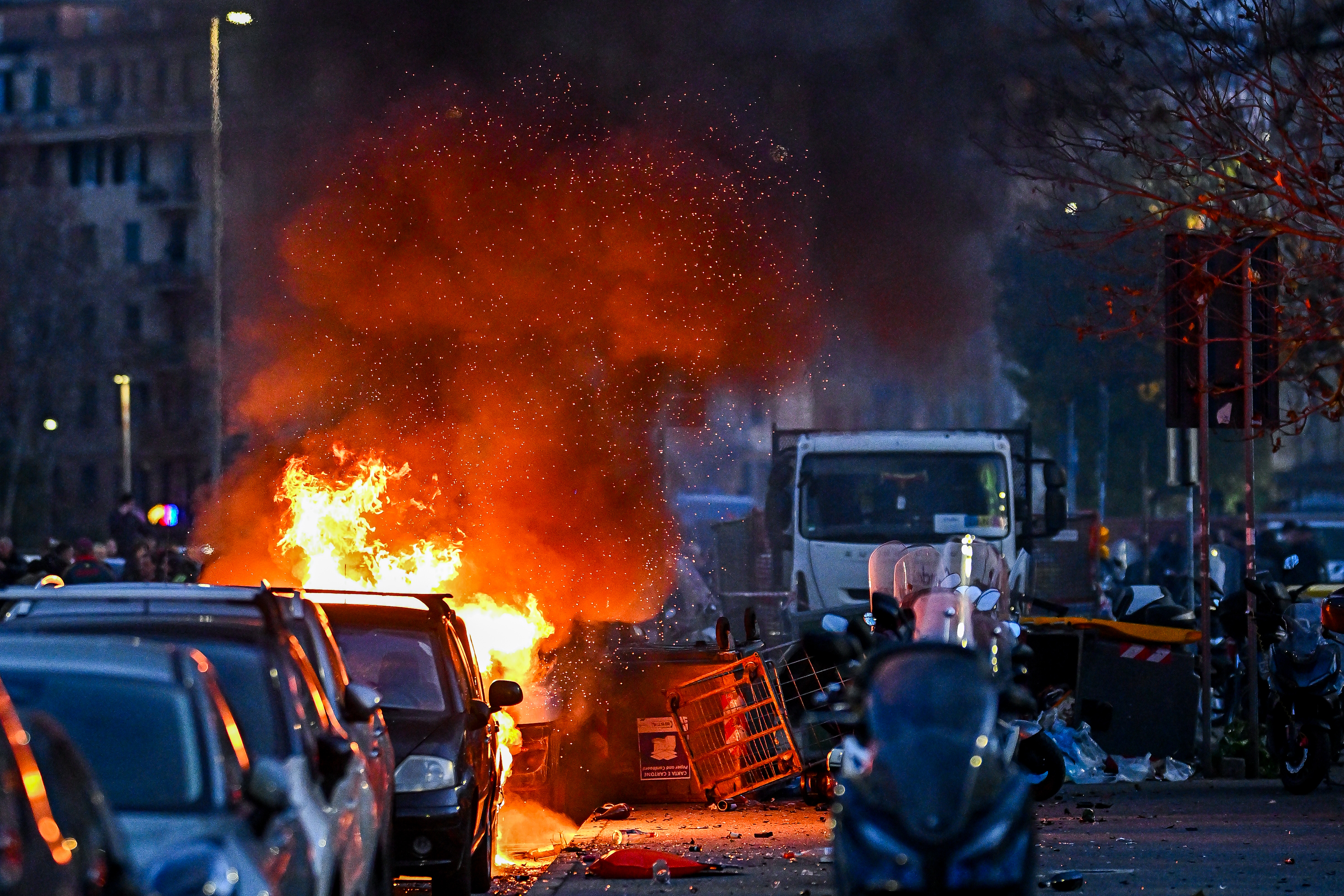 Scontri tra tifosi di Genoa e Inter: due feriti e auto in fiamme