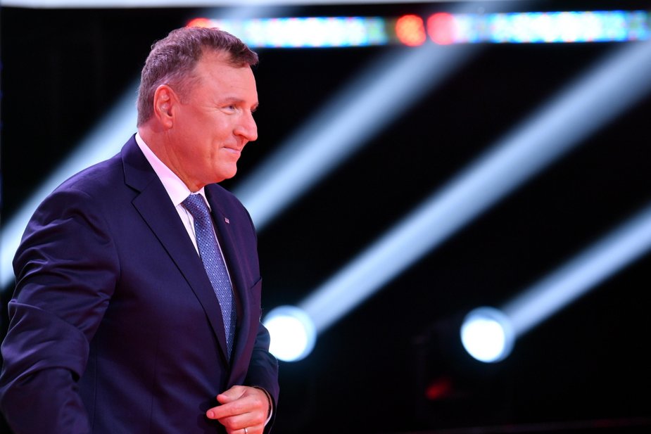 Jacek Kurski jako prezes TVP odpowiada w PiS za antyunijną propagandę. Atakuje wszystkich, którzy w danej chwili przeszkadzają Kaczyńskiemu w jego polityce antyunijnej — Komisję Europejską, Europarlament, gejów, imigrantów, Niemców, Holendrów, Belgów, muzułmanów.