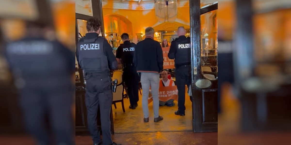 Aktywiści klimatyczni "przearanżowali" wnętrza hotelu na pomarańczowo