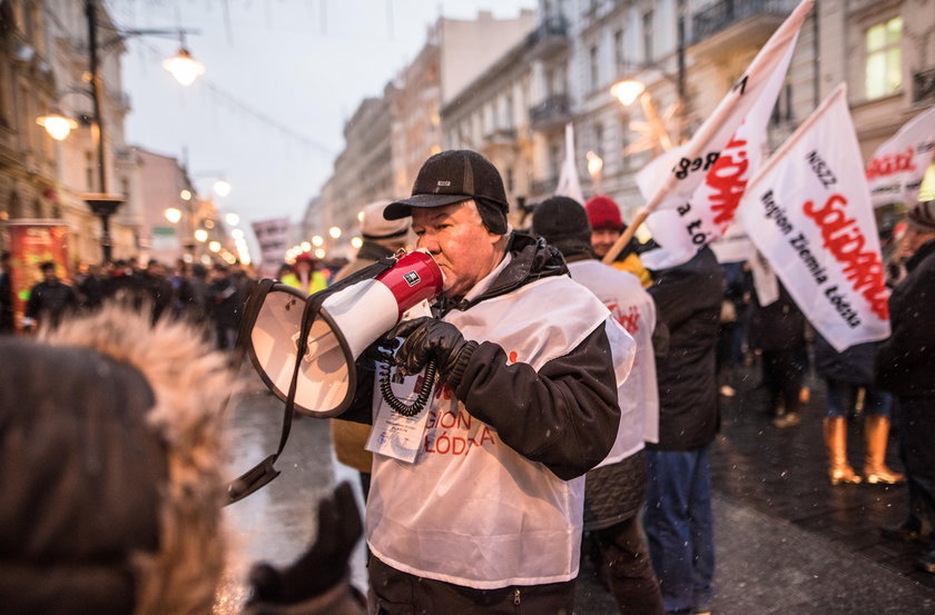 Pracownicy Veolii Energii Łódź protestowali na ul. Piotrkowskiej przed zmianami w firmie