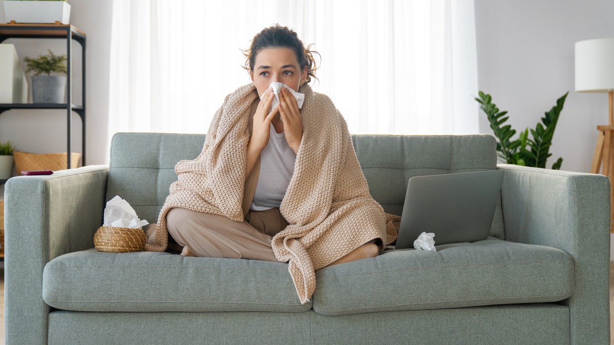 Zadná nádcha sa často prejavuje kašľom, zahlienením v krku a tlakom v dutinách.