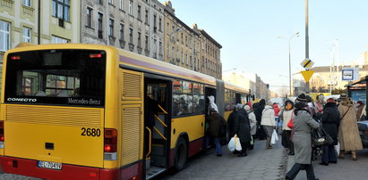 Dziecko goniło autobus. W środku został dziadek