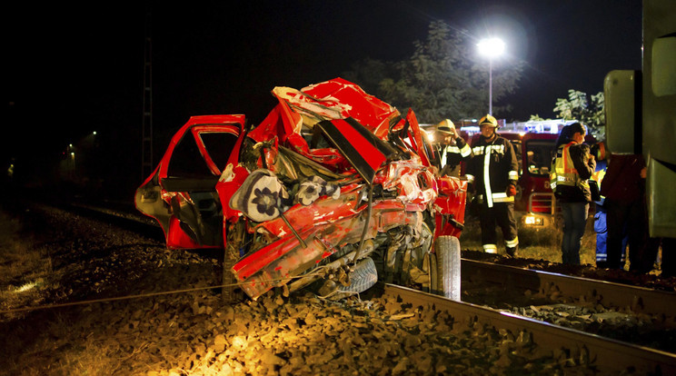 A gépkocsi vezetője életét vesztette / Fotó: MTI - Donka Ferenc