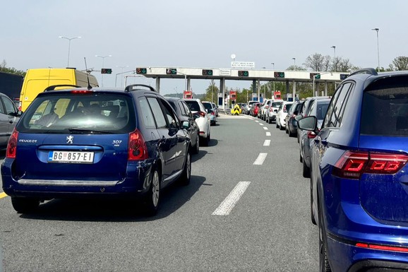 NEPREGLEDNE KOLONE NA ULAZU ZA BEOGRAD Vozilima se ne vidi kraj, a tek sledi PAKAO: Na ovim deonicama se očekuju NEVIĐENE GUŽVE
