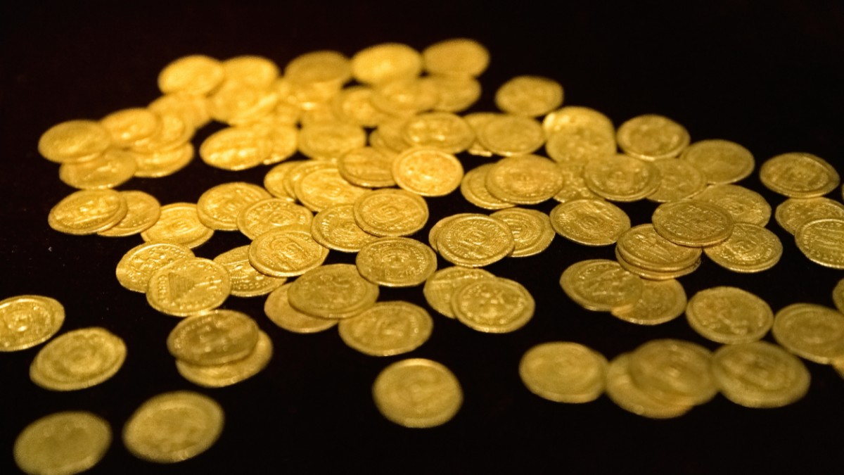 Comoară din aur roman găsită de doi arheologi amatori, cu peste 140 de monede vechi de o valoare uriașă