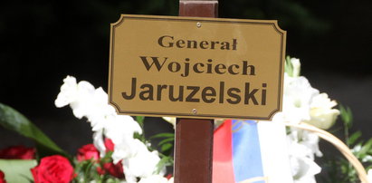 Kto odwiedza grób Jaruzelskiego? FOTO